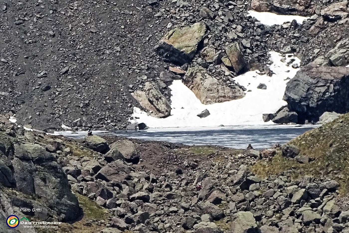 61 Maxi zoom sul Lago Rotondo di Trona, ancora ghiacciato.JPG